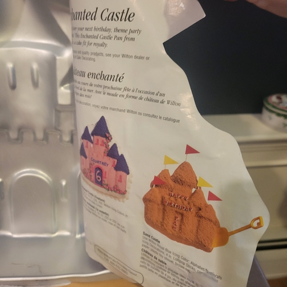 Vintage Wilton Enchanted Castle Cake Pan - Picture 3 of 7